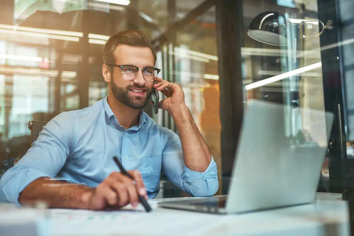 Fundador da BI Capital trabalhando em desenvolvimento de software